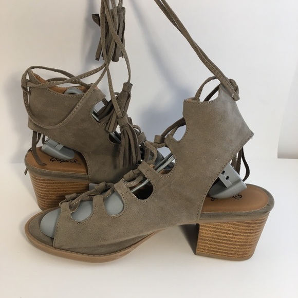Qupid Gray Gladiator Stacked Block Heels Shoes Size 9 With Long Strings Tie - Picture 3 of 13